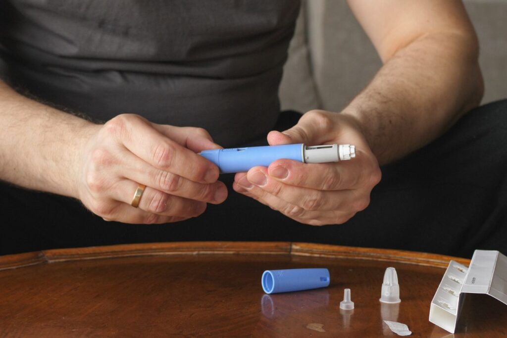 chronic kidney disease patient holding ozempic pen